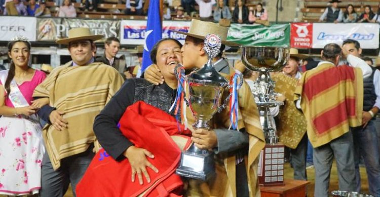 Emiliano Zamora y su premio como Mejor Jinete Joven: 