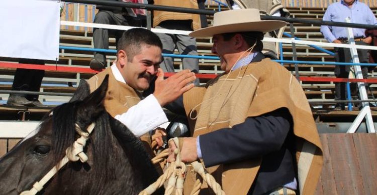 Repechaje de Colina: Olivos y González abrieron el viernes con triunfo en la Mixta