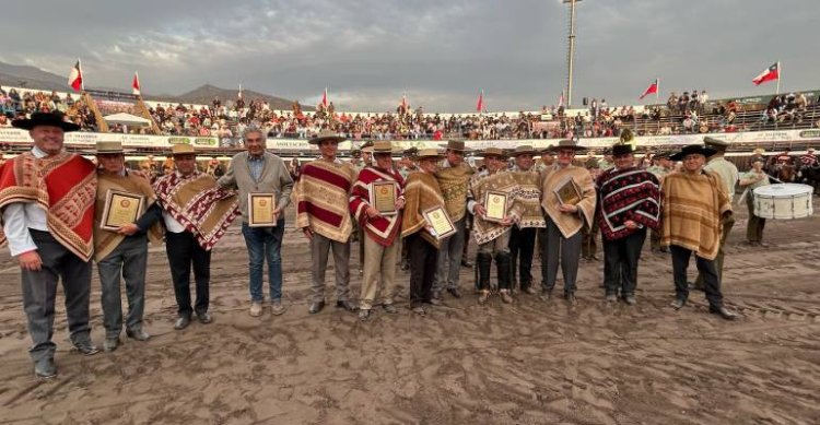 Asociación Santiago homenajeó a sus fundadores en inauguración del Repechaje Centro Norte