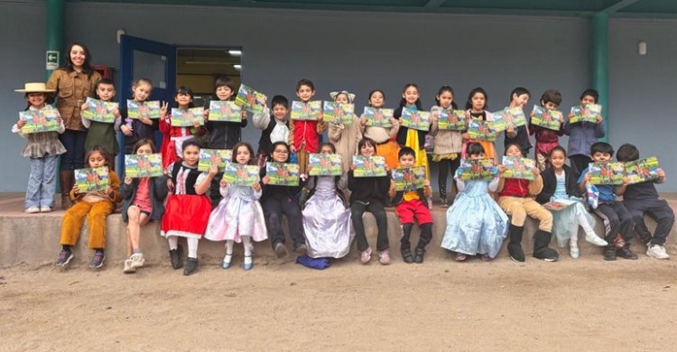 Día del Libro: Alumnos del Colegio San Francisco de Paine recibieron 