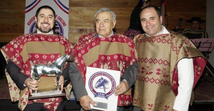 Rubén Valdebenito se convirtió en primera "Leyenda Criadora" en recibir nueva estatuilla del estándar de la Raza