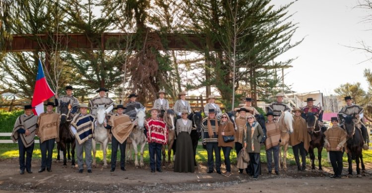 Escuela de Rodeo del Club de Huasos Las Condes estrechó su lazo con Santiago Cumbre con linda ceremonia
