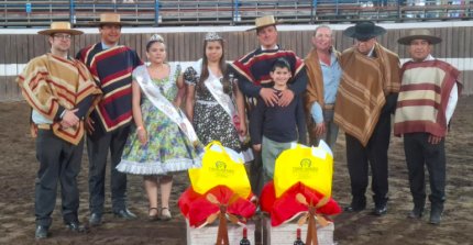 González y Sánchez bailaron la cueca diecochera más alegre en Peldehue