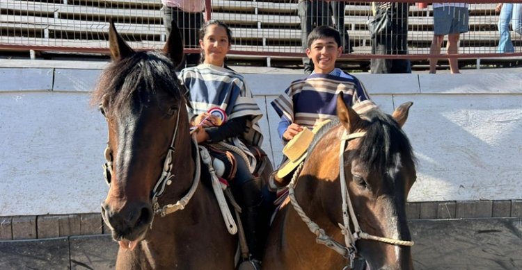 Triunfo en familia: Florencia y Emiliano Salinas celebraron en la Segunda Libre en Pirque