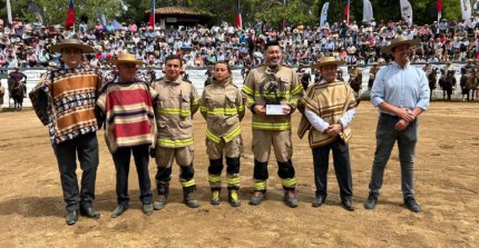 Bomberos y Brigadistas fueron reconocidos por la Federación de Criadores en Cauquenes