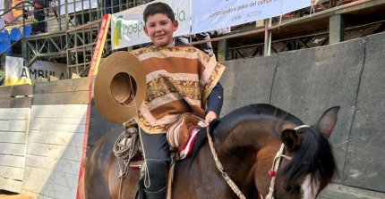 La alegría de José Domingo Huenchul y sus orgullosos padres por su primera clasificación a Rancagua