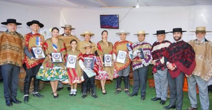 Federación de Criadores entregó reconocimientos a los monarcas del Campeonato Nacional de Cueca Huasa