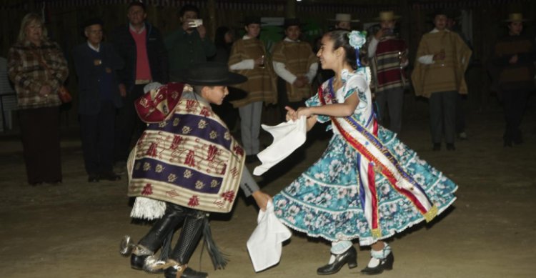 Entre cuecas y camaradería se realizó la bienvenida del Nacional de Rodeo Femenino